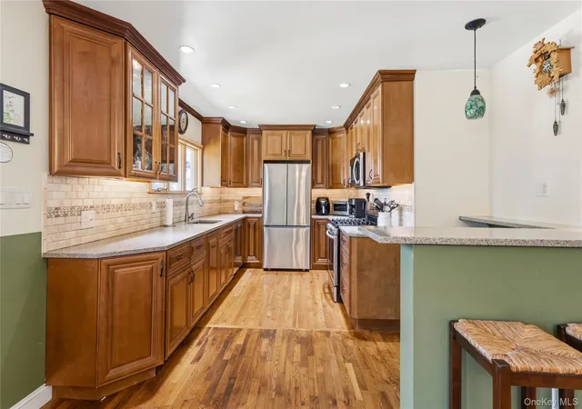 Photo 4 of Sale Pending at 116 Spruce St, Oyster Bay, NY 11762 | MLS# 1018702 | Listing updated on 2026-08-16
