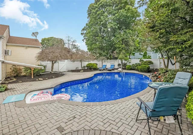 5th image of 10 John St, Selden, NY 11784 | MLS# 1018734