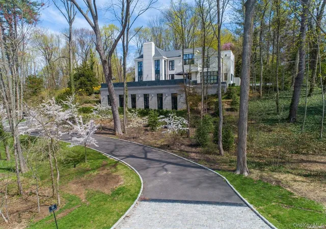 Photo 1 of Mansion for sale at 8 Frost Crk Dr, Locust Valley, NY 11560 | MLS# 1018743 | Listing updated on 2026-09-01
