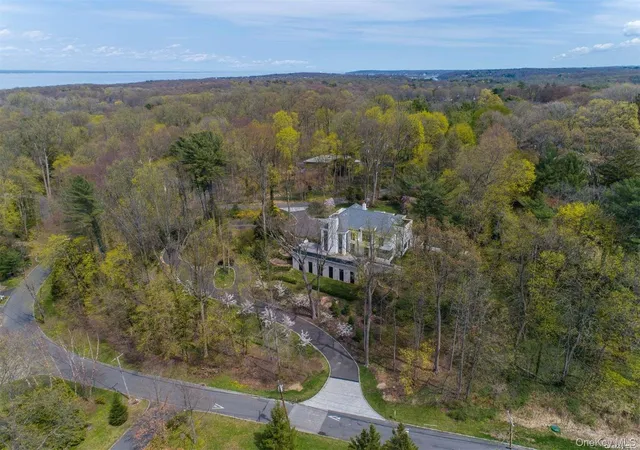 Photo 3 of Mansion for sale at 8 Frost Crk Dr, Locust Valley, NY 11560 | MLS# 1018743 | Listing updated on 2026-09-01
