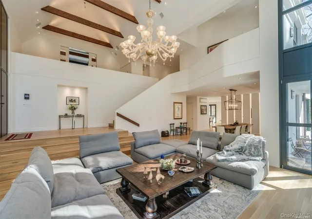 Photo 4 of Single family home for sale at 8 Frost Crk Dr, Locust Valley, NY 11560 | MLS# 1018743 | Listing updated on 2026-09-01