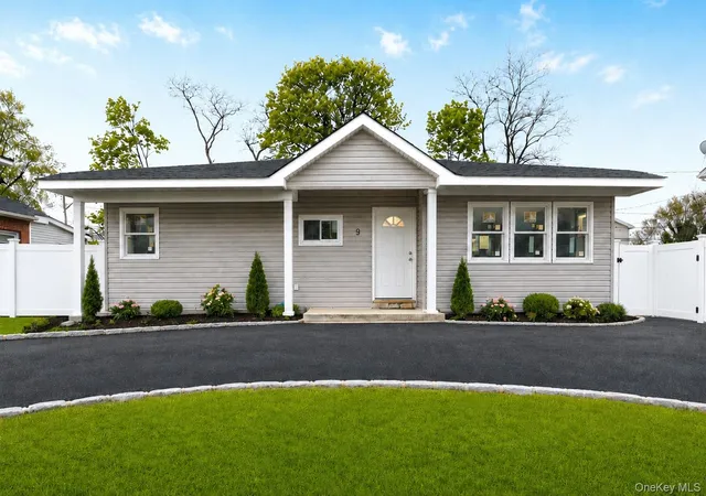 Homes for sale in Babylon, NY | 9 Emerald Ln S, Babylon, NY 11701 | MLS# 1018767