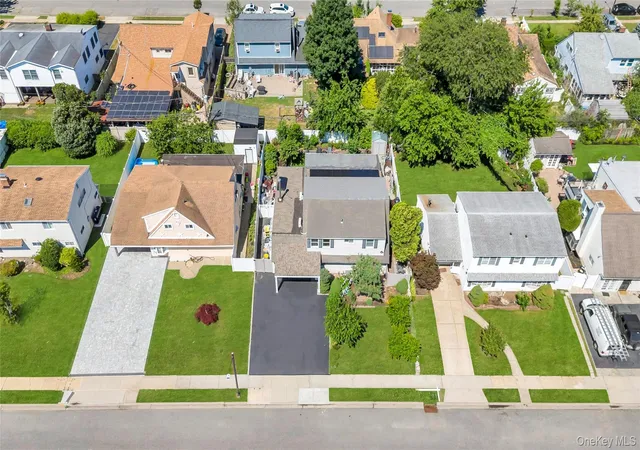 Photo 3 of Sale Pending at 26 Picture Ln, Hicksville, NY 11801 | MLS# 1018831 | Listing updated on 2026-08-16