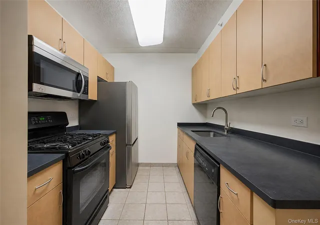 Listing Photo 5 - Condo for sale in building located at 68 Bradhurst Ave, New York City, NY 10039 - Unit #5W