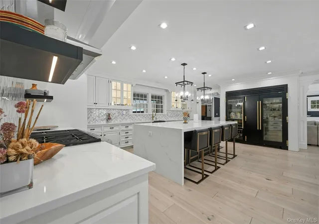 Photo 3 of Mansion for sale at 192 Burtis Ln, Oyster Bay, NY 11791 | MLS# 1018900 | Listing updated on 2026-10-07