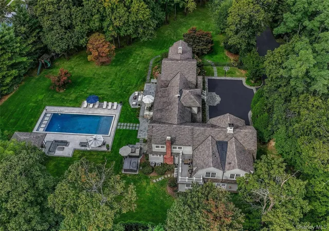 Photo 47 of Mansion for sale at 192 Burtis Ln, Oyster Bay, NY 11791 | MLS# 1018900 | Listing updated on 2026-10-07