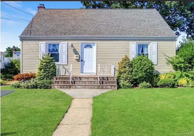 1st image of 4 West Ct, Oyster Bay, NY 11714 | MLS# 1018944