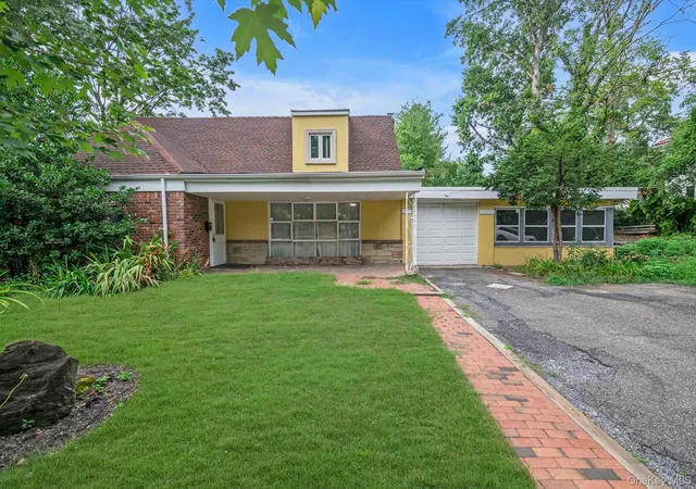 Photo 1 of Single family home for sale at 125 Baker Hl Rd, North Hempstead, NY 11023 | MLS# 1018946 | Listing updated on 2026-09-15