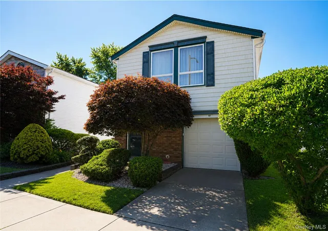 Photo 3 of Sale Pending at 47 Stanley Cir, Staten Island, NY 10308 | MLS# 1018962 | Listing updated on 2026-09-18