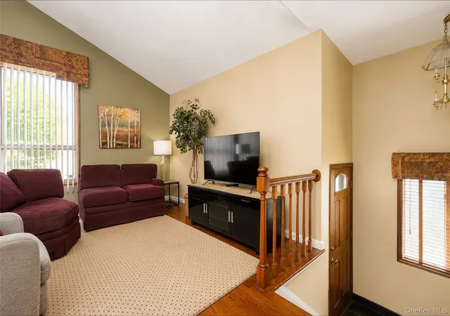 Photo 4 of Sale Pending at 47 Stanley Cir, Staten Island, NY 10308 | MLS# 1018962 | Listing updated on 2026-09-18