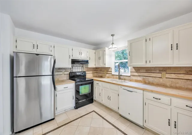 5th image of 338 Edinburgh Dr, Ridge, NY 11961 | MLS# 1018980