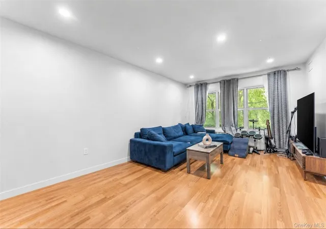 4th image of 9 Ash Pl, New Hyde Park, NY 11040 | MLS# 1019019