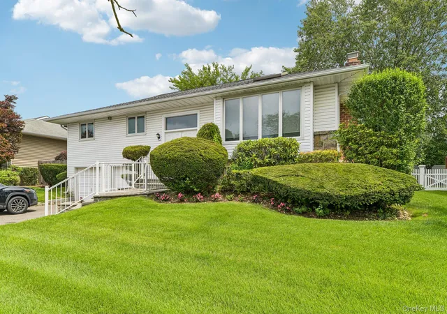Photo 1 of Single family home for sale at 14 Gloria Pl, Oyster Bay, NY 11803 | MLS# 1019023 | Listing updated on 2026-10-30