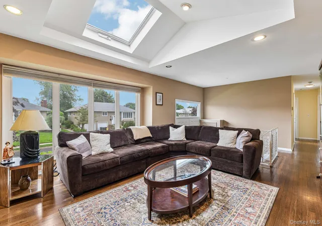 Photo 4 of Single family home for sale at 14 Gloria Pl, Oyster Bay, NY 11803 | MLS# 1019023 | Listing updated on 2026-10-30