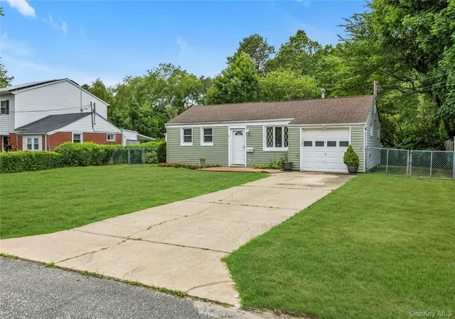 2nd image of 1580 N Gardiner Dr, Bay Shore, NY 11706 | MLS# 1019062