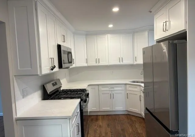 Photo 4 of Single family home for sale at 381 N Clinton Ave, Lindenhurst, NY 11757 | MLS# 1019140 | Listing updated on 2026-09-18
