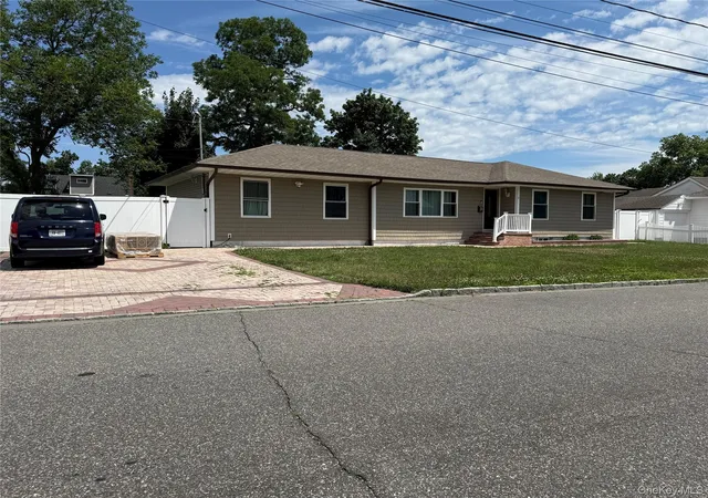1st image of 32 Bedford St, Babylon, NY 11726 | MLS# 1019163