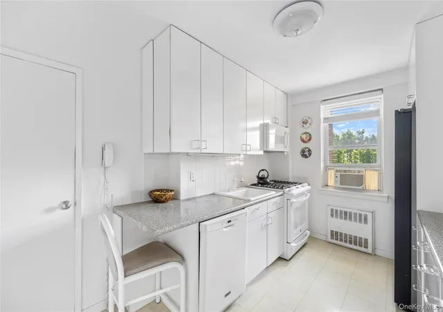 4th image of 3135 Johnson Ave #11C, New York, NY 10463 | MLS# 1019182