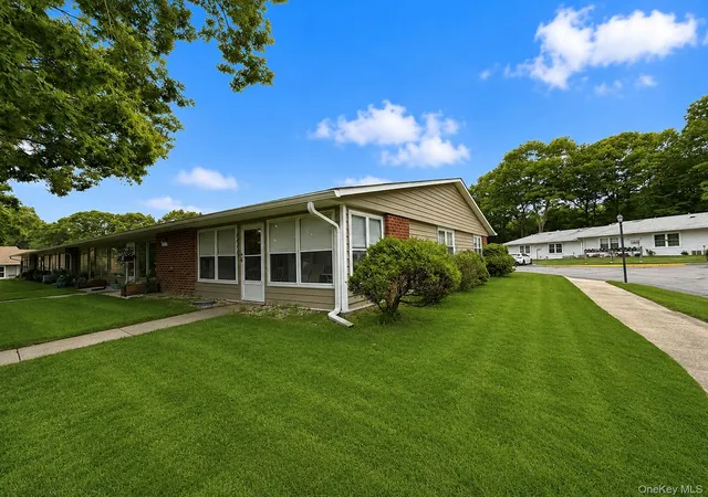 3rd image of 258 Newcastle Ct, Brookhaven, NY 11961