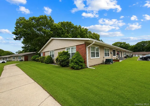 4th image of 258 Newcastle Ct, Brookhaven, NY 11961