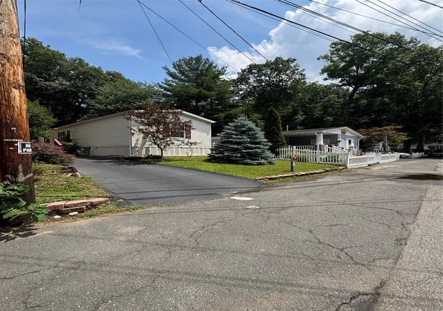 Homes for sale in Haverstraw, NY | 18 Parkway Trailer Court, Haverstraw, NY 10970 | MLS# 1019370