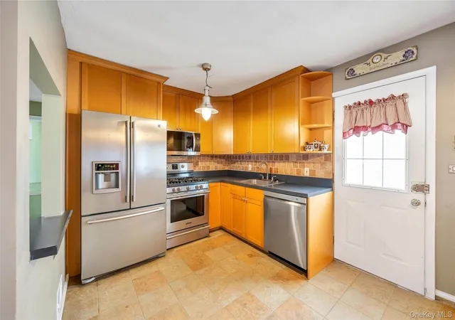 Photo 2 of Single family home for sale at 2 Briggs St, Oyster Bay, NY 11801 | MLS# 1019435 | Listing updated on 2026-10-07