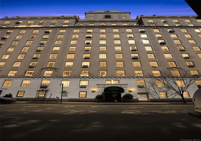 2nd image of 353 W 56th St, New York, NY 10019