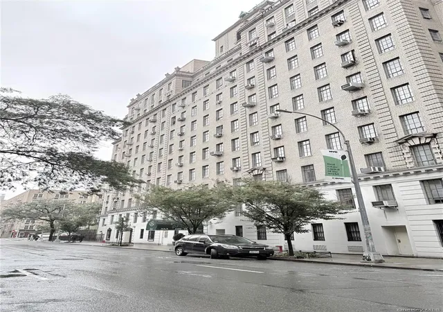 3rd image of 353 W 56th St, New York, NY 10019