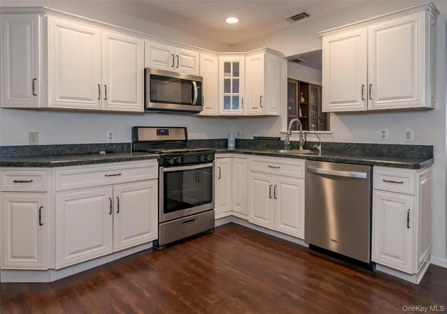Photo 3 of Sale Pending at 9 Olde Wagon Rd, Warwick (town), NY 10990 | MLS# 1019511 | Listing updated on 2026-09-18