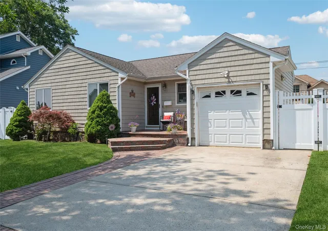 2nd image of 389 Briarwood Rd, Oyster Bay, NY 11758 | MLS# 1019588