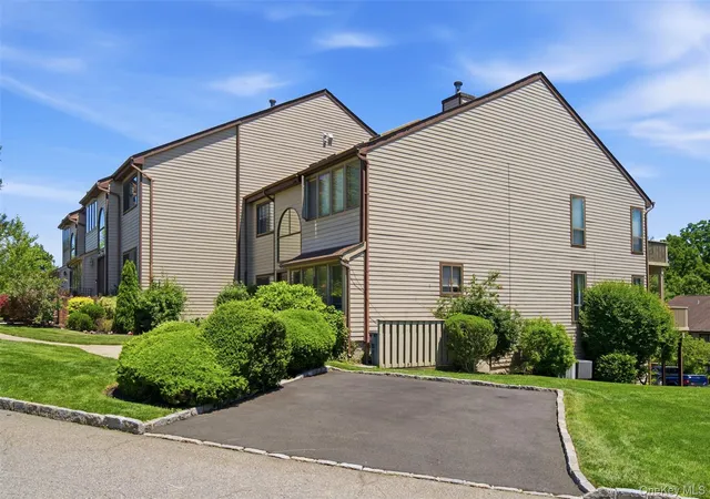 3rd image of 112 The Gln, Oyster Bay, NY 11545