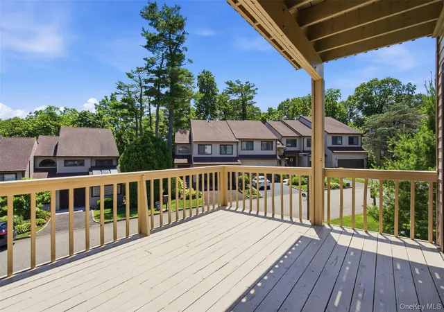 2nd image of 112 The Gln, Oyster Bay, NY 11545