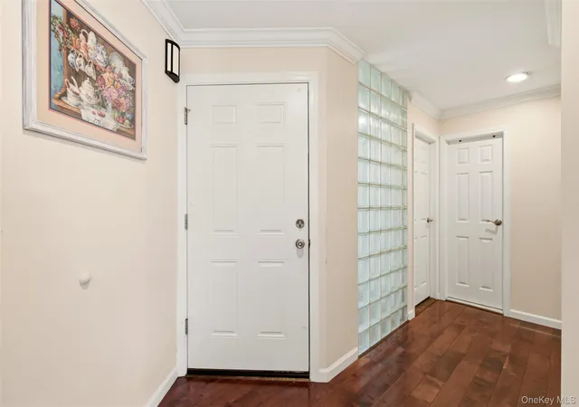 4th image of 112 The Gln, Oyster Bay, NY 11545