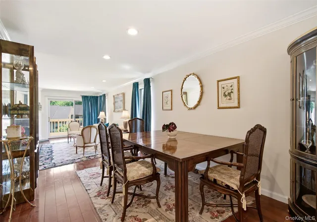 5th image of 112 The Gln, Oyster Bay, NY 11545