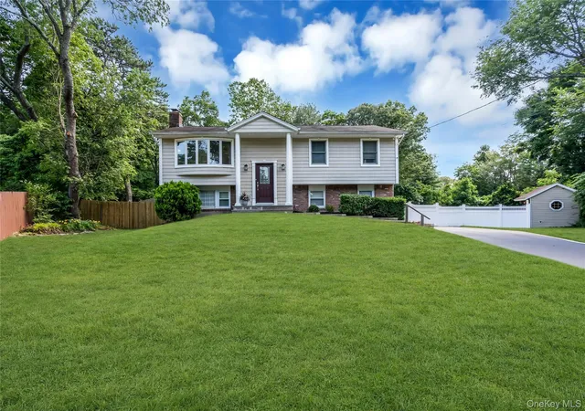 Single family home for sale at 4 Dale Ct, Hauppauge, NY 11788 | MLS# 1019600