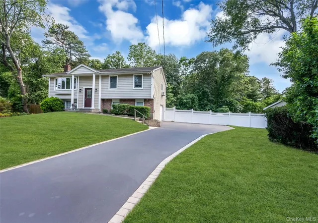 Photo 2 of Single family home for sale at 4 Dale Ct, Hauppauge, NY 11788 | MLS# 1019600 | Listing updated on 2026-08-23