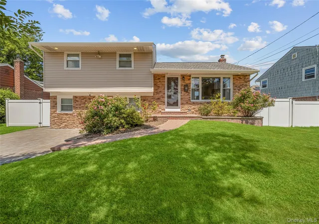Photo 1 of Sale Pending at 16 Cumberland Rd, Oyster Bay, NY 11753 | MLS# 1019604 | Listing updated on 2026-08-13
