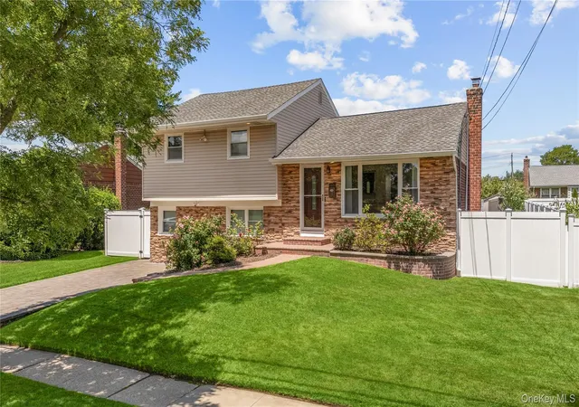Photo 3 of Sale Pending at 16 Cumberland Rd, Oyster Bay, NY 11753 | MLS# 1019604 | Listing updated on 2026-08-13