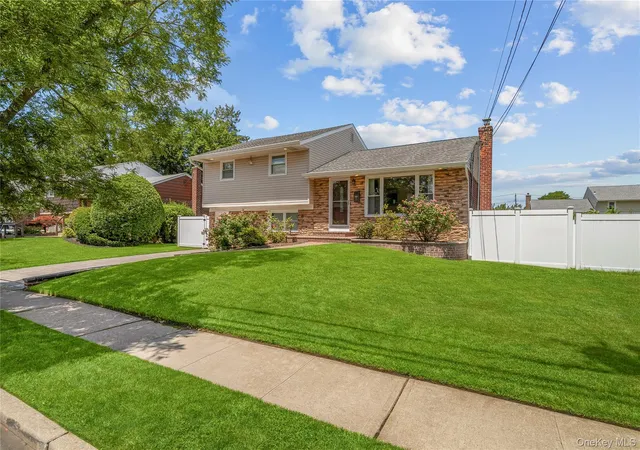 Photo 3 of Sale Pending at 16 Cumberland Rd, Oyster Bay, NY 11753 | MLS# 1019604 | Listing updated on 2026-08-13
