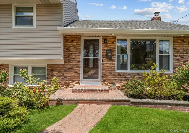 Photo 4 of Sale Pending at 16 Cumberland Rd, Oyster Bay, NY 11753 | MLS# 1019604 | Listing updated on 2026-08-13