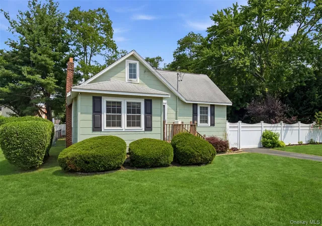 2nd image of 131 Terrace Ave, West Babylon, NY 11704 | MLS# 1019614