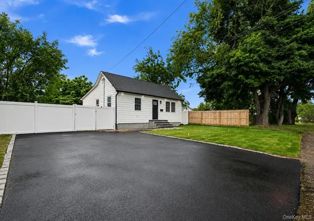 2nd image of 606 Catskill Ave, Lindenhurst, NY 11757 | MLS# 1019632