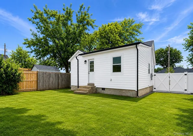 4th image of 606 Catskill Ave, Lindenhurst, NY 11757 | MLS# 1019632