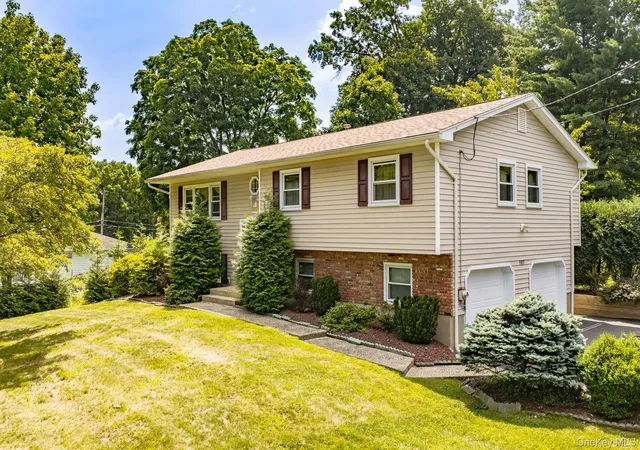 Photo 2 of Single family home for sale at 177 New Hempstead Rd, Clarkstown, NY 10956 | MLS# 1019678 | Listing updated on 2026-09-27