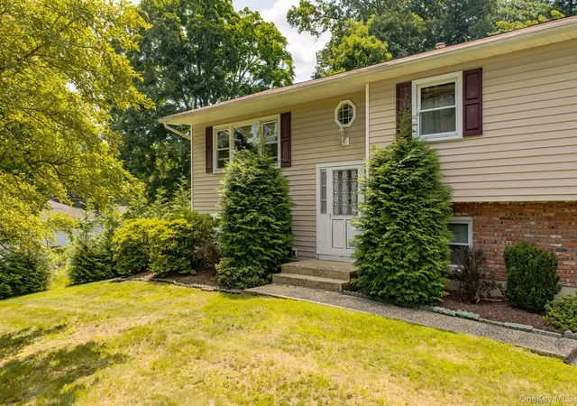 Photo 3 of Single family home for sale at 177 New Hempstead Rd, Clarkstown, NY 10956 | MLS# 1019678 | Listing updated on 2026-09-27