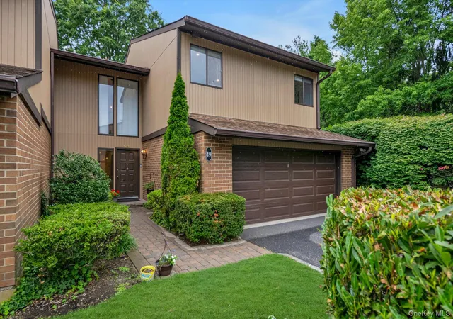 2nd image of 49 Wimbledon Dr, Roslyn, NY 11576 | MLS# 1019690