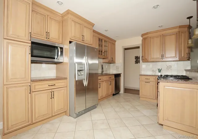 Homes for sale in Orangetown, NY | 231 N Middletown Rd #H, Orangetown, NY 10965 | MLS# 1019758