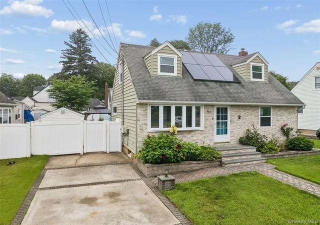 Homes for sale in North Hempstead, NY | 3 Hillcrest Dr, North Hempstead, NY 11590 | MLS# 1019842