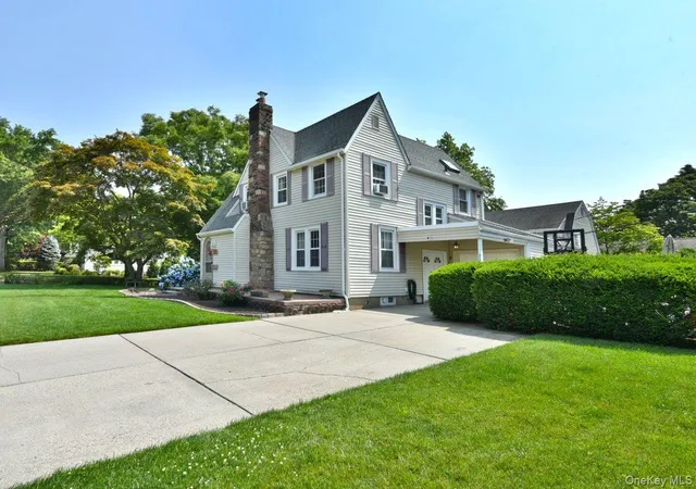 3rd image of 112 Cambridge Ave, Garden City, NY 11530 | MLS# 1019971