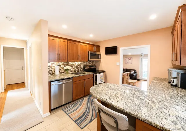 Photo 4 of Sale Pending at 183 Lee Ave, Hicksville, NY 11801 | MLS# 1020015 | Listing updated on 2026-08-16